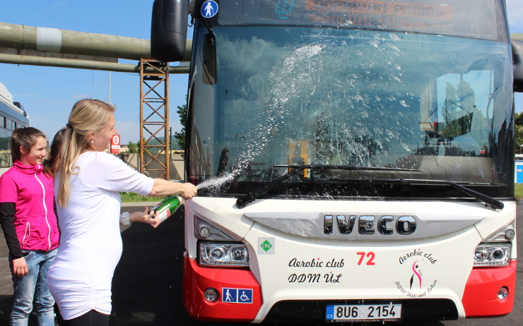 Za své sportovní úspěchy si vysloužily logo na voze s číslem 72 členky Aerobic klubu Domu dětí a mládeže. Foto: Petr Sochůrek